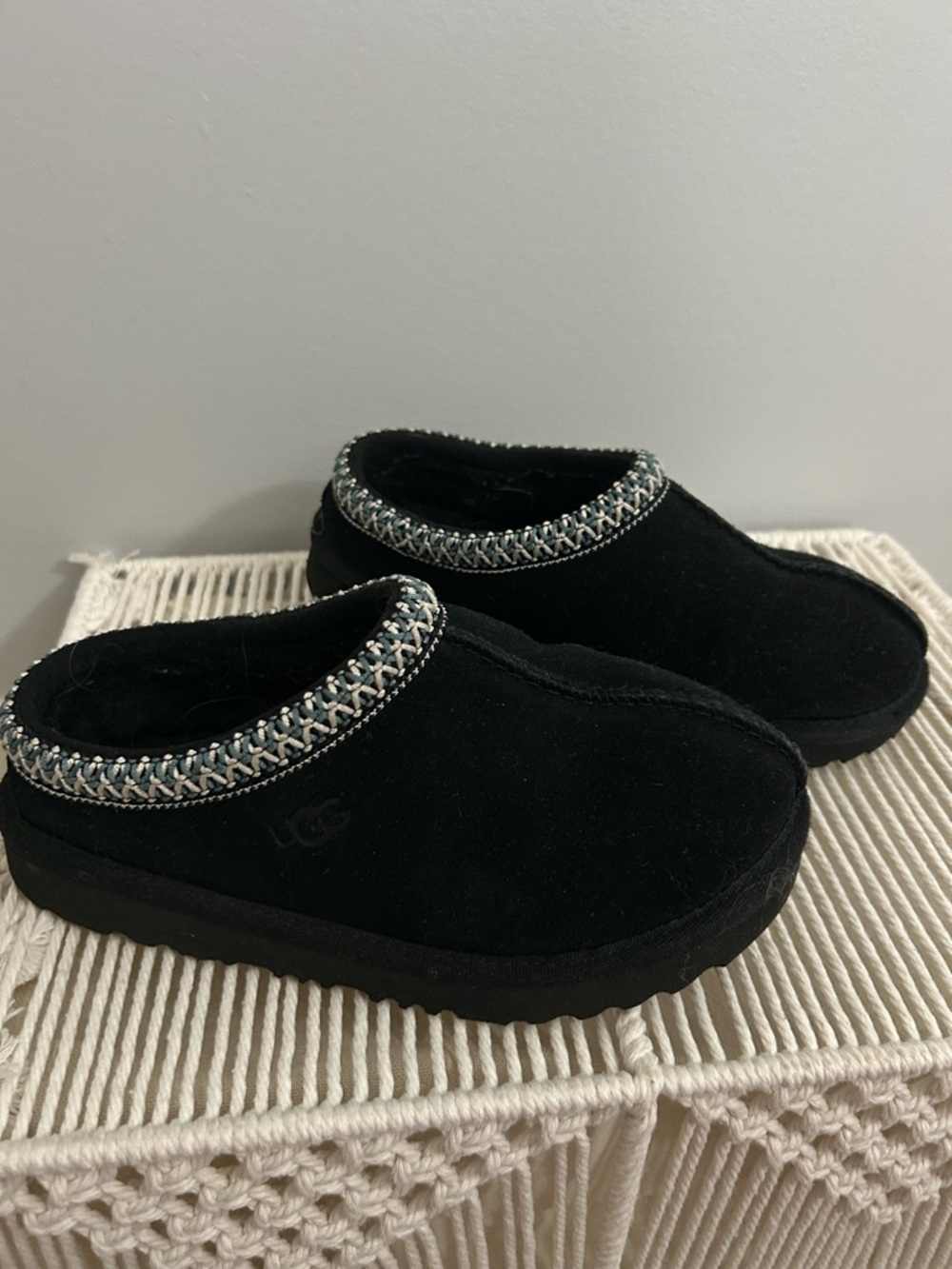UGG Kids Tasman II Slipper in Black with Contrast Trim - Picture 6 of 6